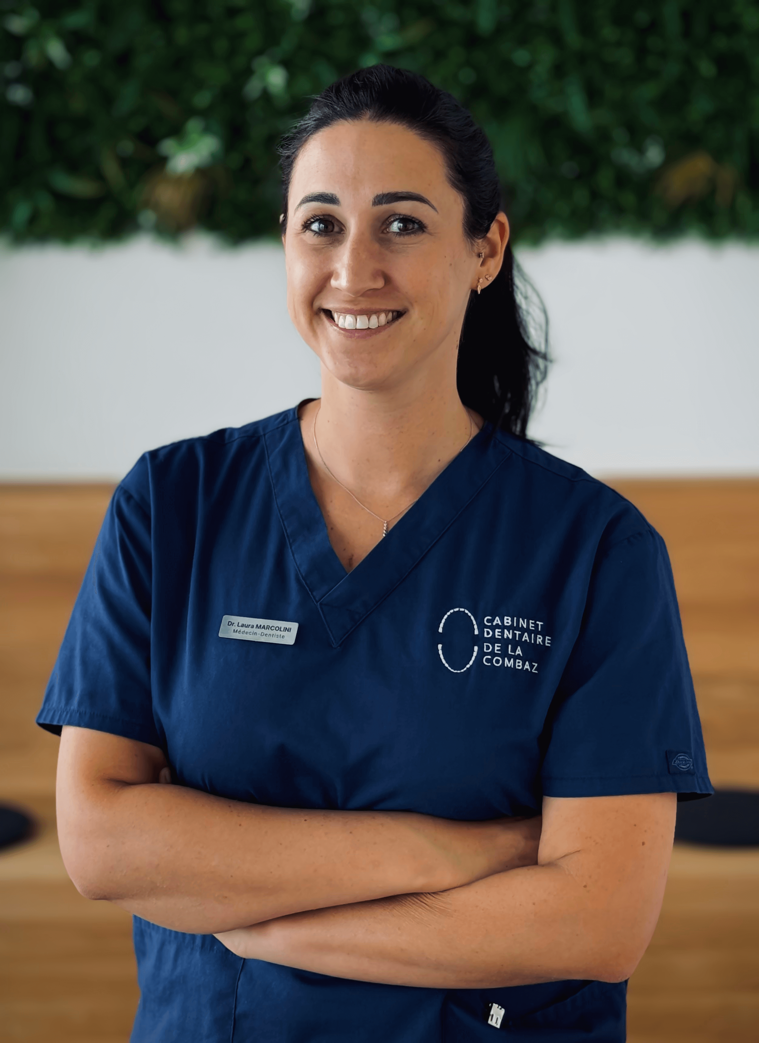 Dre. Laura-Marcolini – Médecin dentiste Photo portrait de la Dre Laura Marcolini à l'intérieur du cabinet dentaire de la combaz.