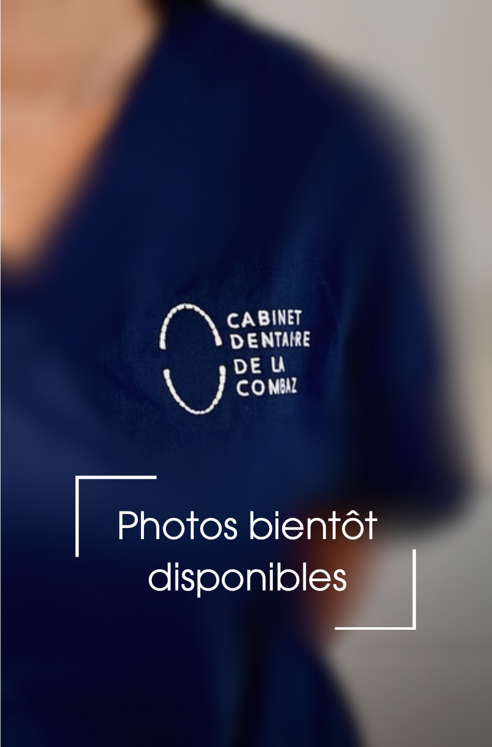 Jessica Le – Hygiéniste dentaire – Photo Photo portrait de Jessica Le à l'intérieur du cabinet dentaire de la combaz.