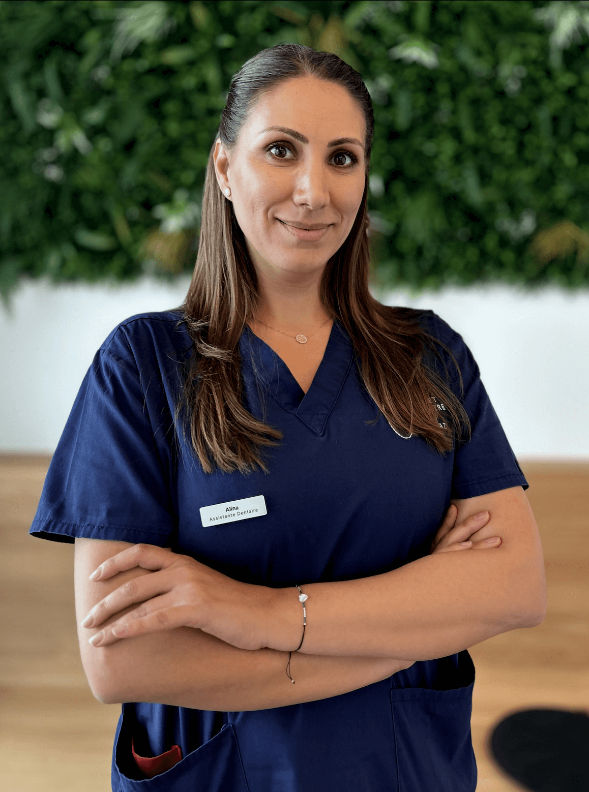 Alina Mengotti – Assistante Dentaire – Photo Photo portrait de Alina Mengotti à l'intérieur du cabinet dentaire de la combaz.